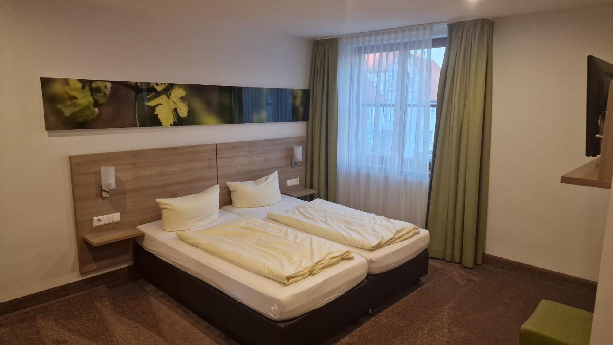 Schwarzer Adler - Hotel Garni Ipsheim Luaran gambar