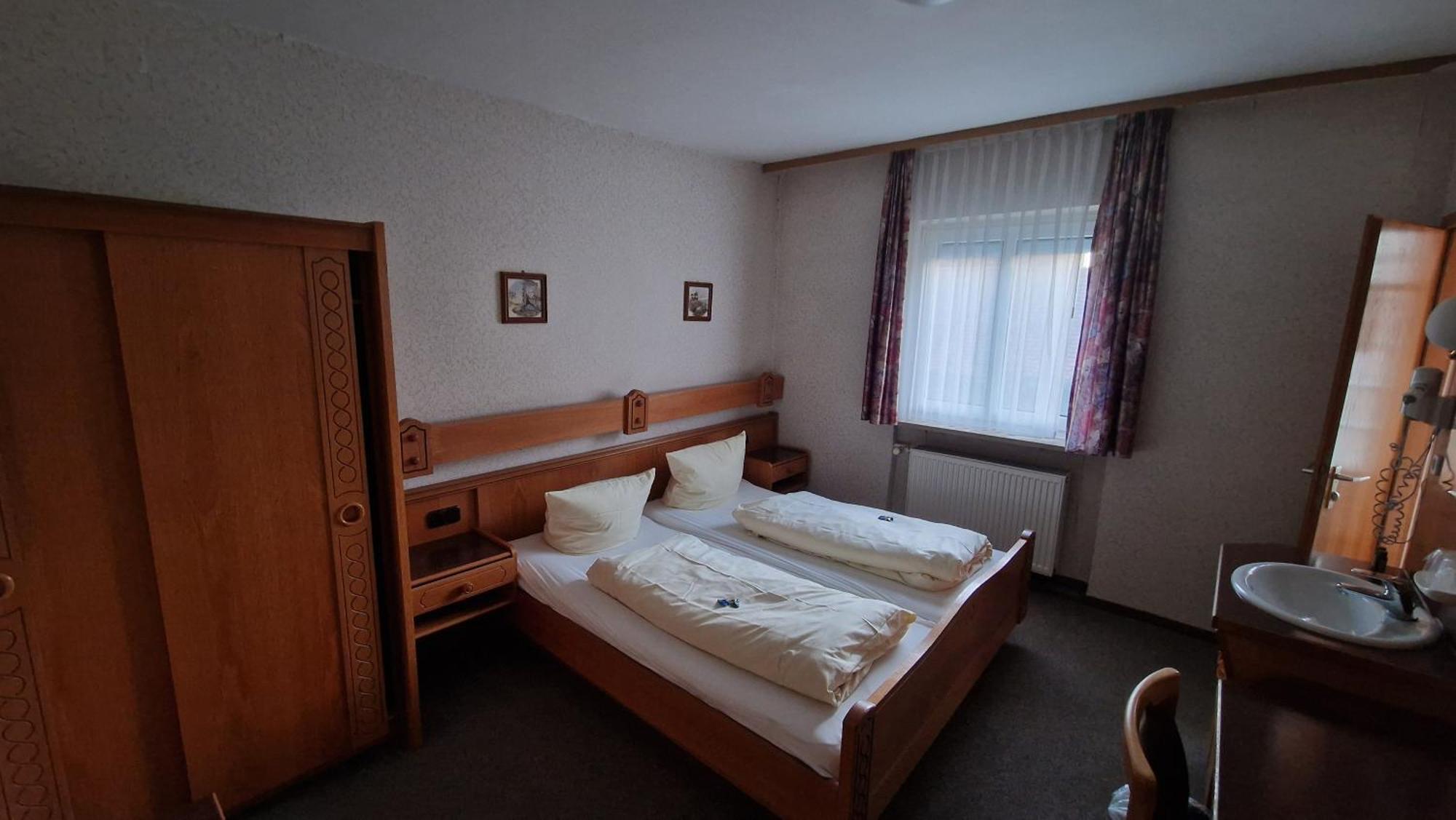 Schwarzer Adler - Hotel Garni Ipsheim Bilik gambar